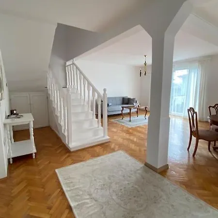 בית נופש Downtown House With Garden *